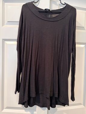 Black relaxed long sleeve tee.